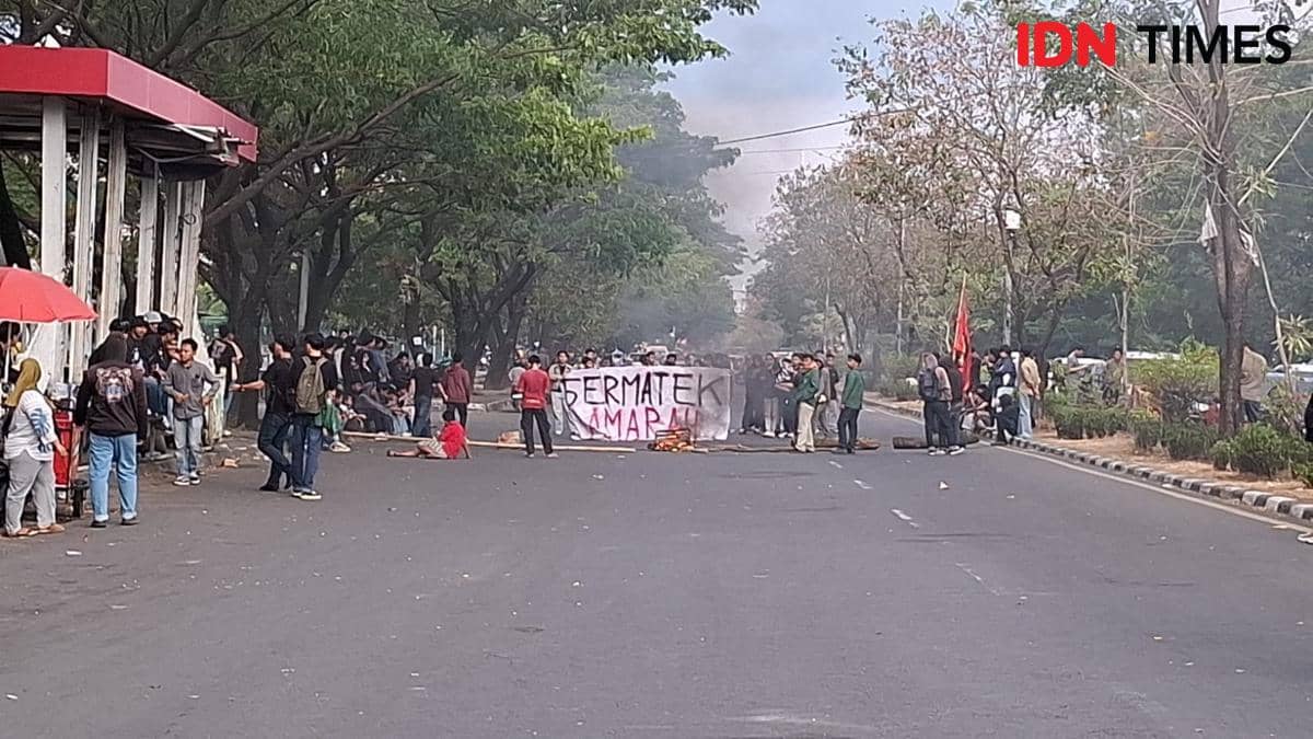 Mahasiswa UMI memblokade Jalan Urip Sumoharjo Makassar dengan spanduk bertuliskan seruan aksi Amarah dan membakar ban di tengah jalan.