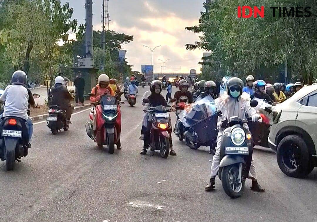 Sejumlah pengendara motor dan mobil terjebak macet di Jalan Urip Sumoharjo Makassar akibat blokade aksi mahasiswa UMI.