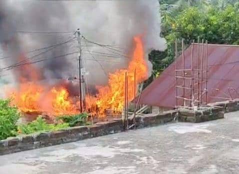 Kobaran api besar membakar sebuah rumah warga di Walenrang, Kabupaten Luwu, Sulawesi Selatan, dengan asap hitam tebal membumbung tinggi.