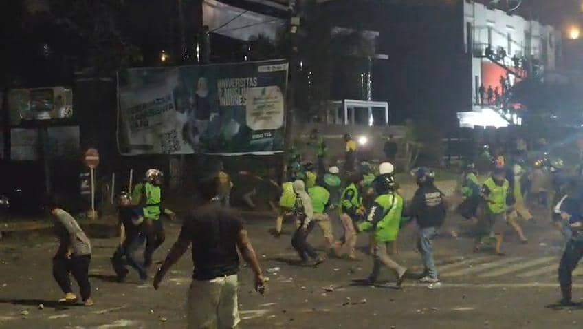 Aksi AMARAH di UMI Makassar Ricuh, 99 Mahasiswa Ditangkap