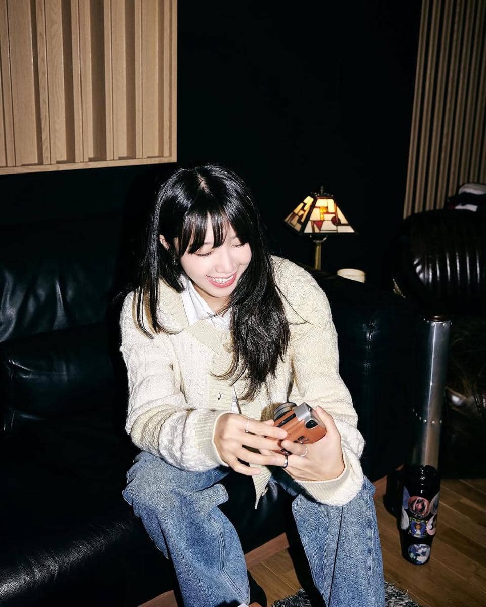 padu padan celana jeans ala Eunji Apink