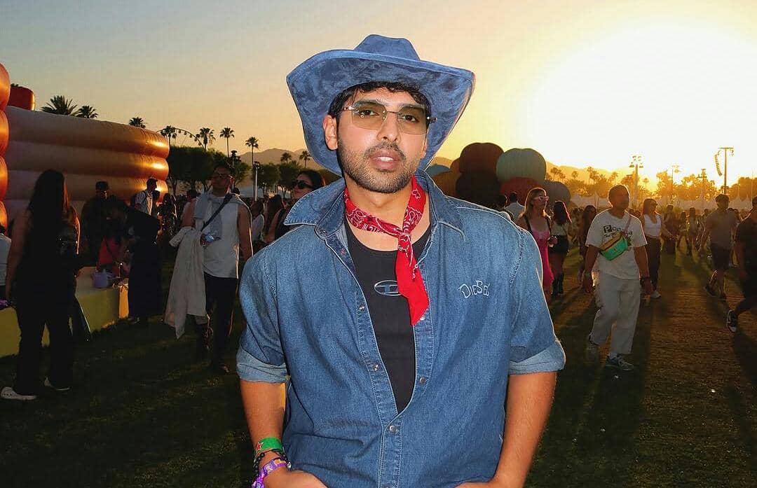 9 Potret Artis India Armaan Malik Nonton Coachella, Bergaya Koboi