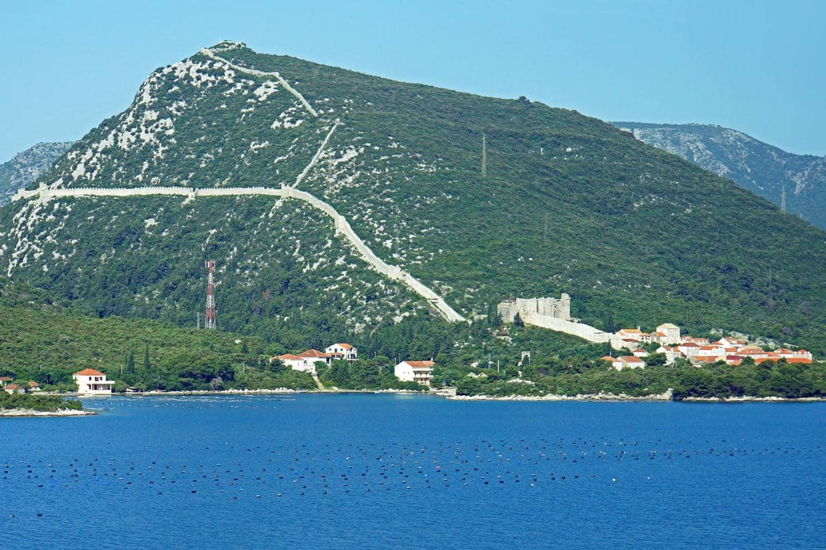 Tembok Ston yang dibangun di jalur strategis di pesisir Dalmatia.