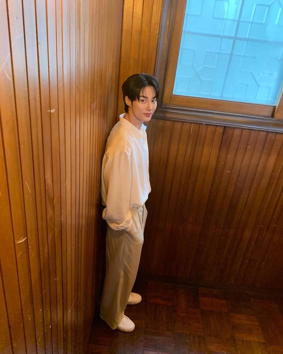 referensi gaya fashion minimalis ala Byeon Woo Seok