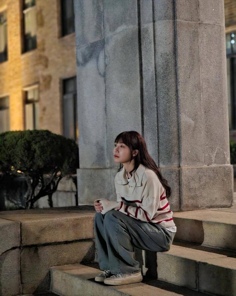 padu padan celana jeans ala Eunji Apink