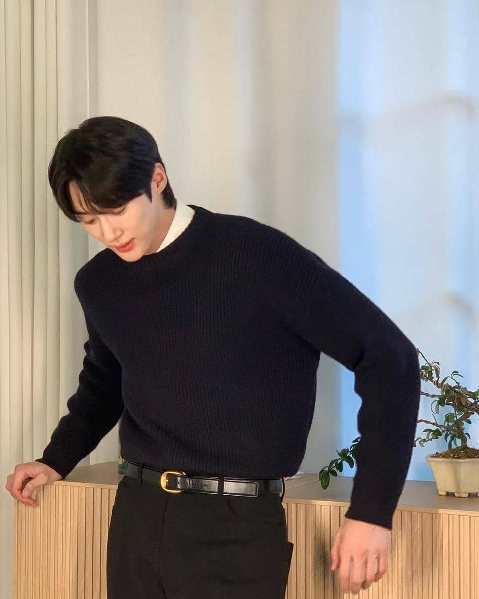 referensi gaya fashion minimalis ala Byeon Woo Seok