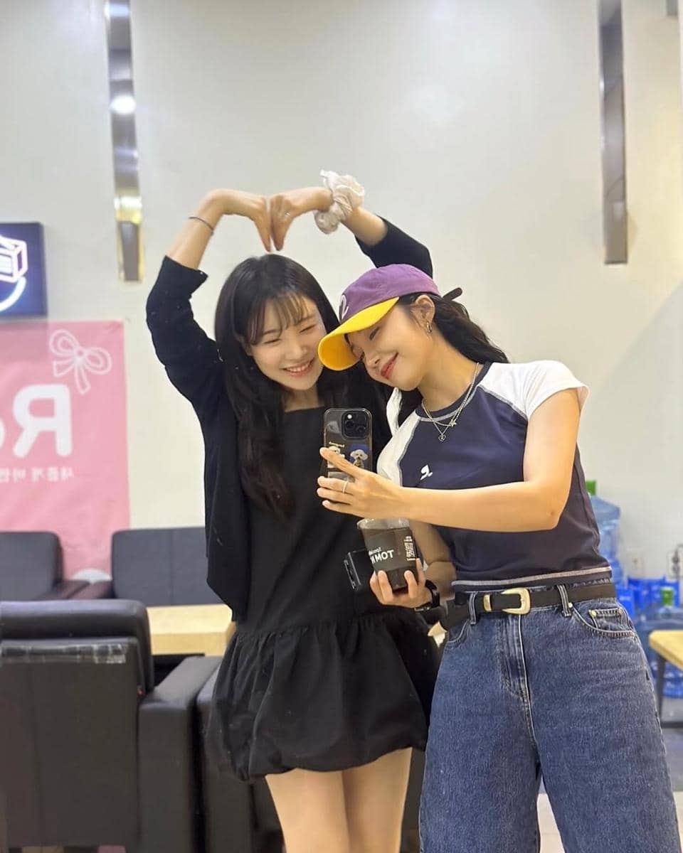 padu padan celana jeans ala Eunji Apink