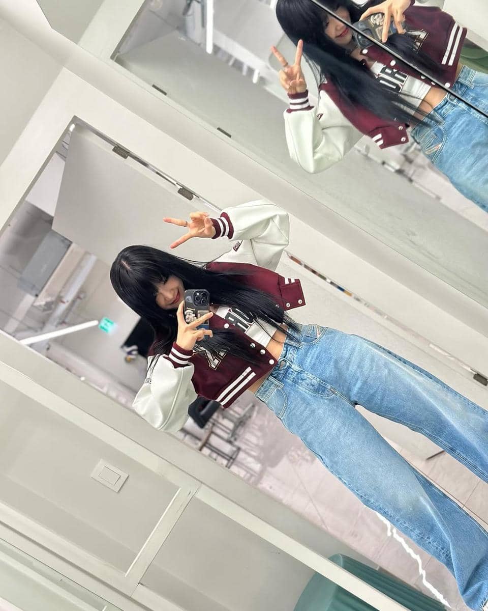 padu padan celana jeans ala Eunji Apink