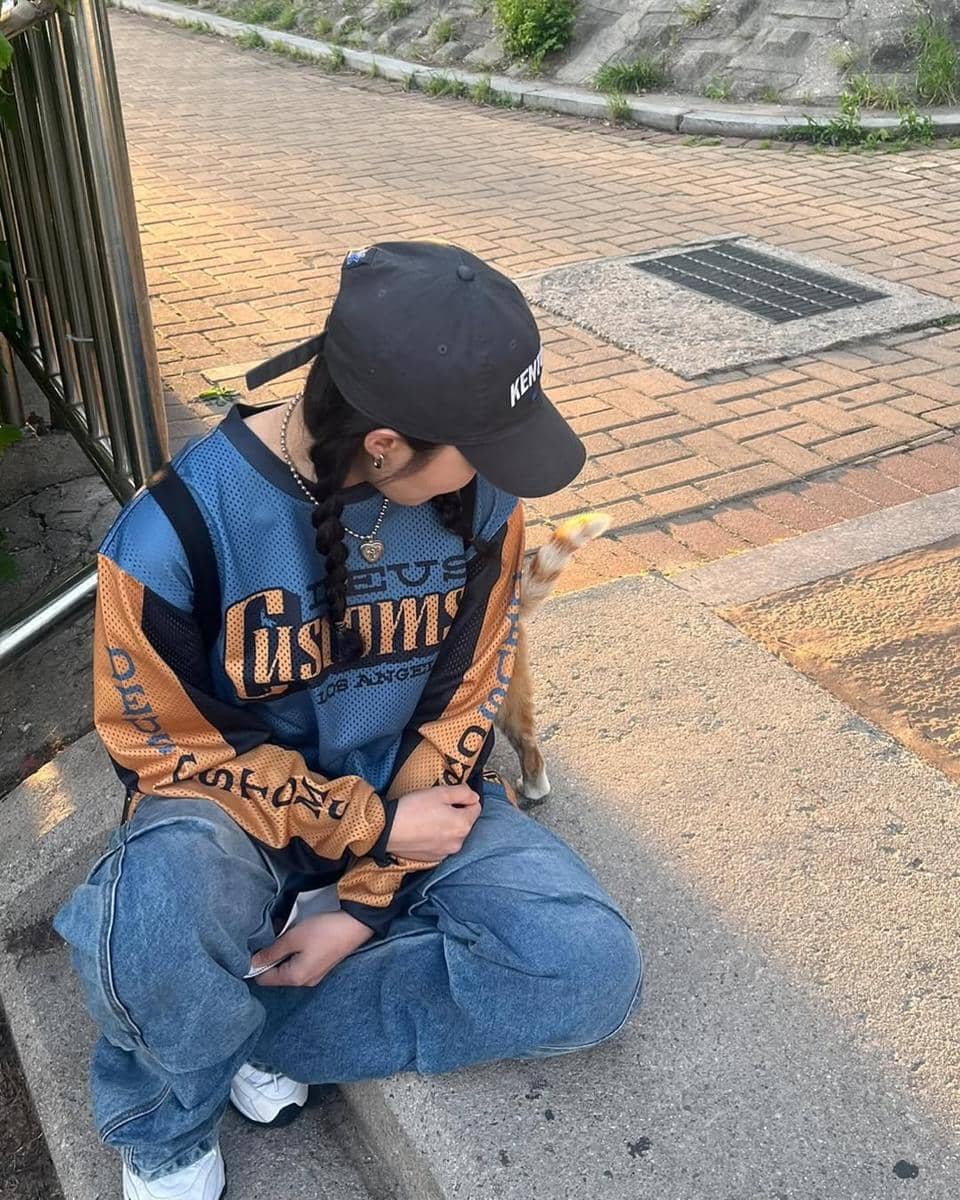 padu padan celana jeans ala Eunji Apink