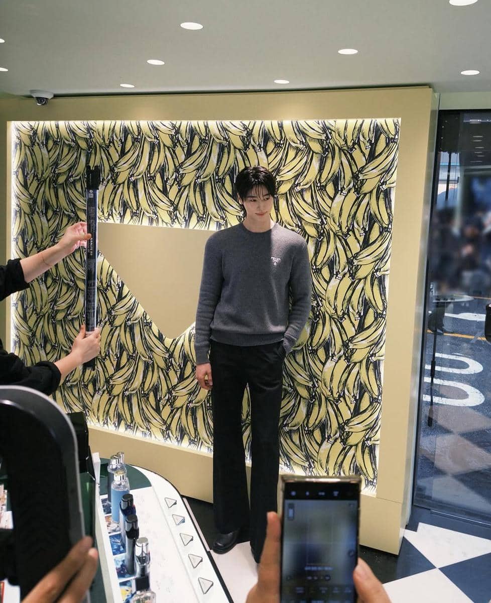 referensi gaya fashion minimalis ala Byeon Woo Seok