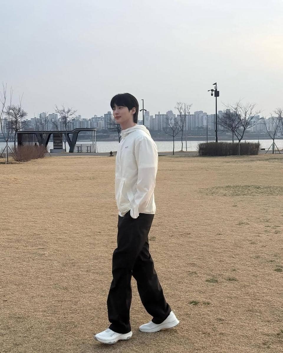 referensi gaya fashion minimalis ala Byeon Woo Seok