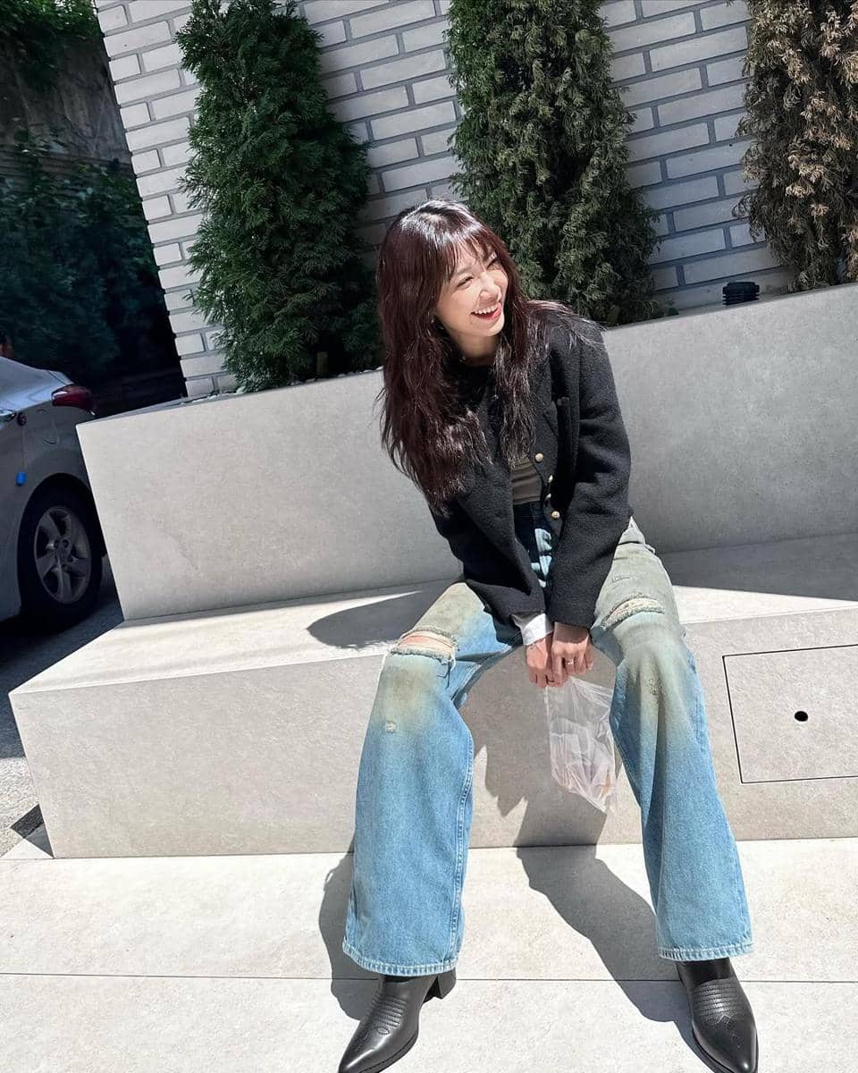 padu padan celana jeans ala Eunji Apink