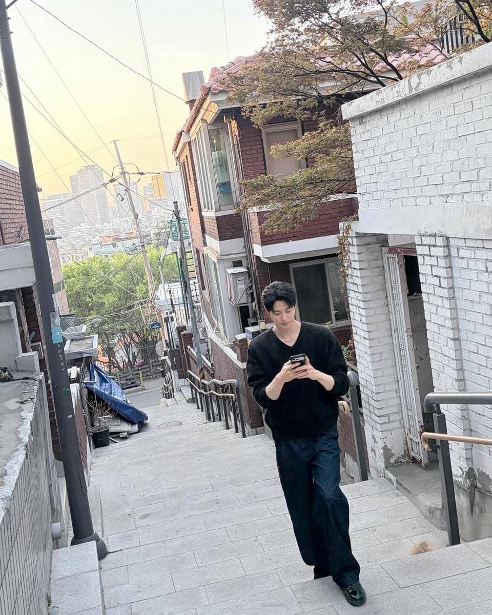 referensi gaya fashion minimalis ala Byeon Woo Seok