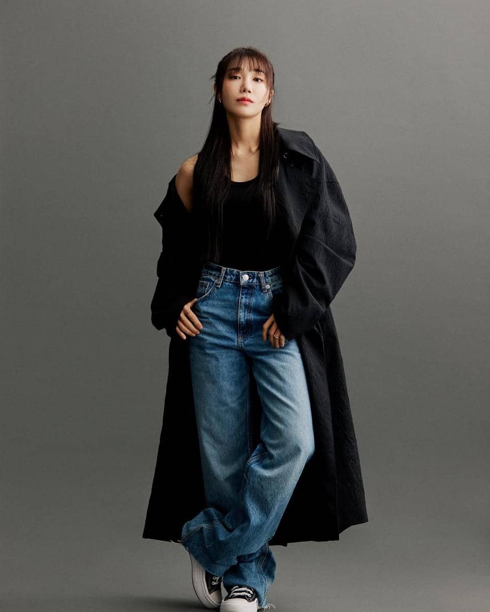 padu padan celana jeans ala Eunji Apink