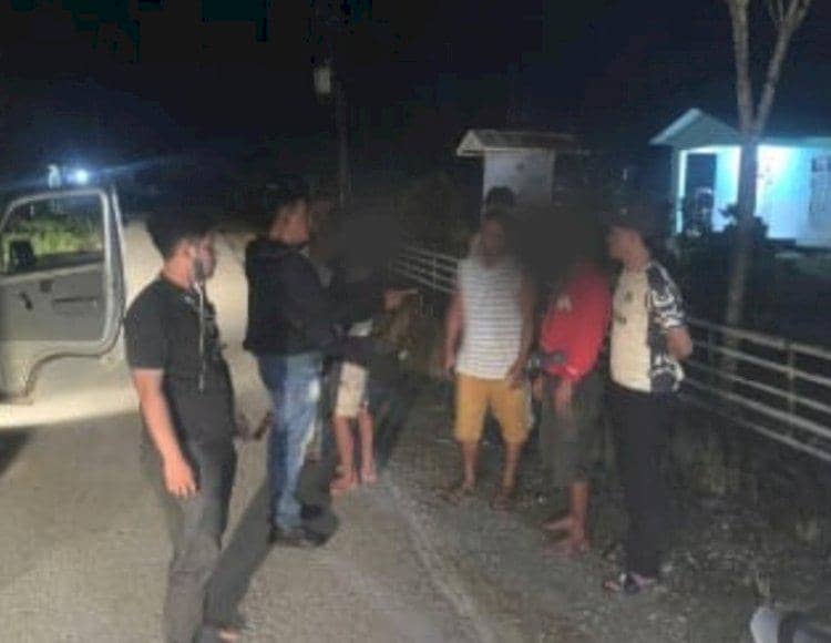 Petugas Polres Sumba Barat turun ke TKP pembunuhan ayah dan anak. (Dok Polres Sumba Barat)