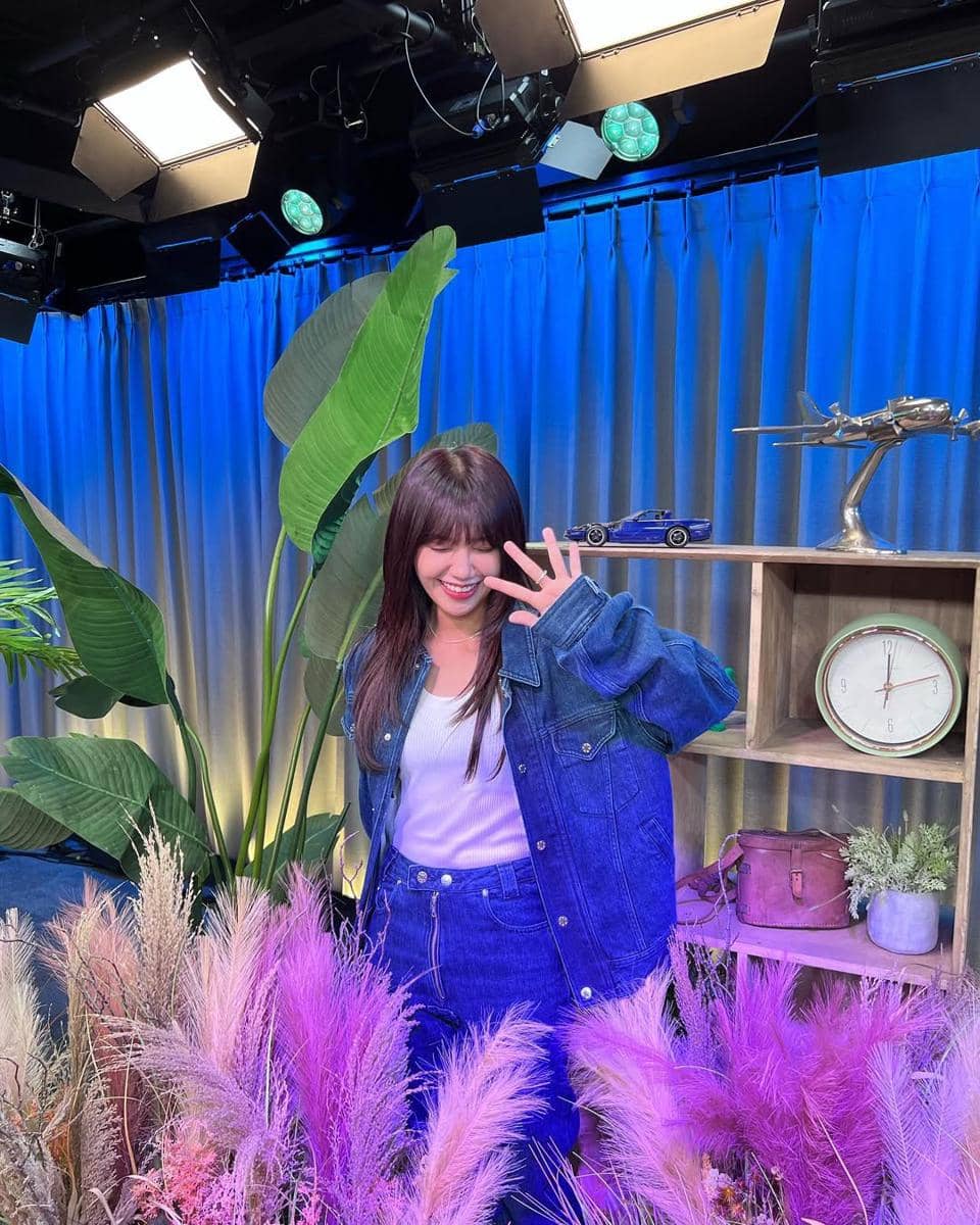 padu padan celana jeans ala Eunji Apink