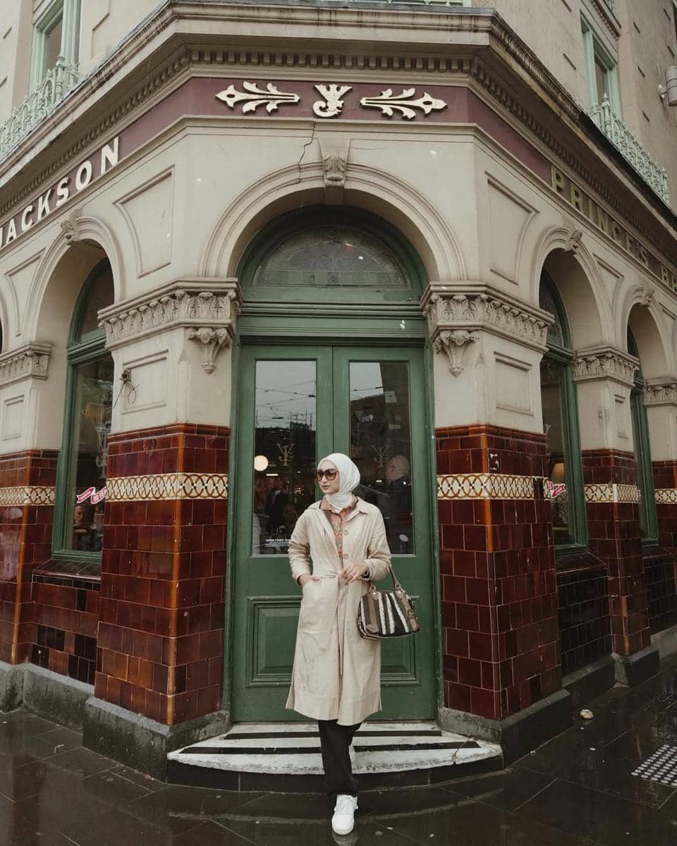 Outfit Liburan ke Luar Negeri ala Indira Hapsari