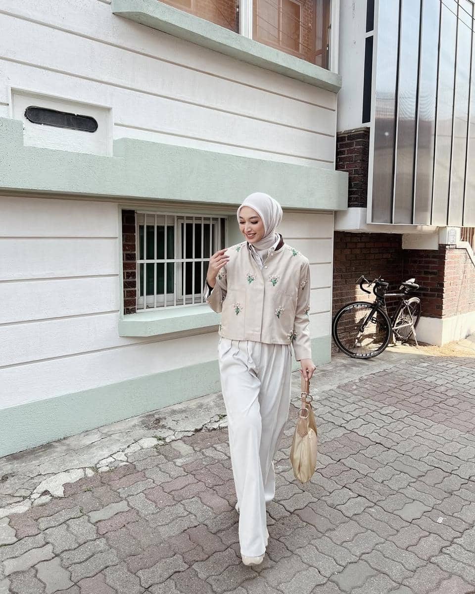 Gaya ala Indira Hapsari