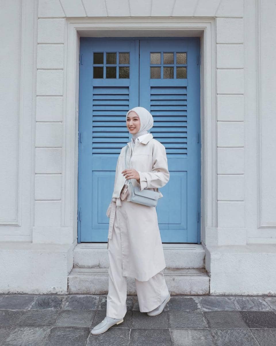 Mix and Match Liburan ke Luar Negeri ala Indira Hapsari