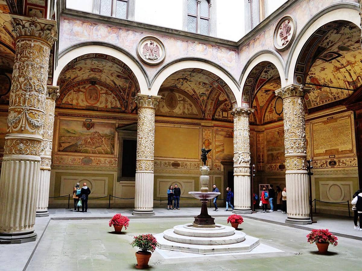 Halaman Pertama, juga dikenal sebagai halaman Michelozzo, dari Palazzo Vecchio di Florence, Italia.