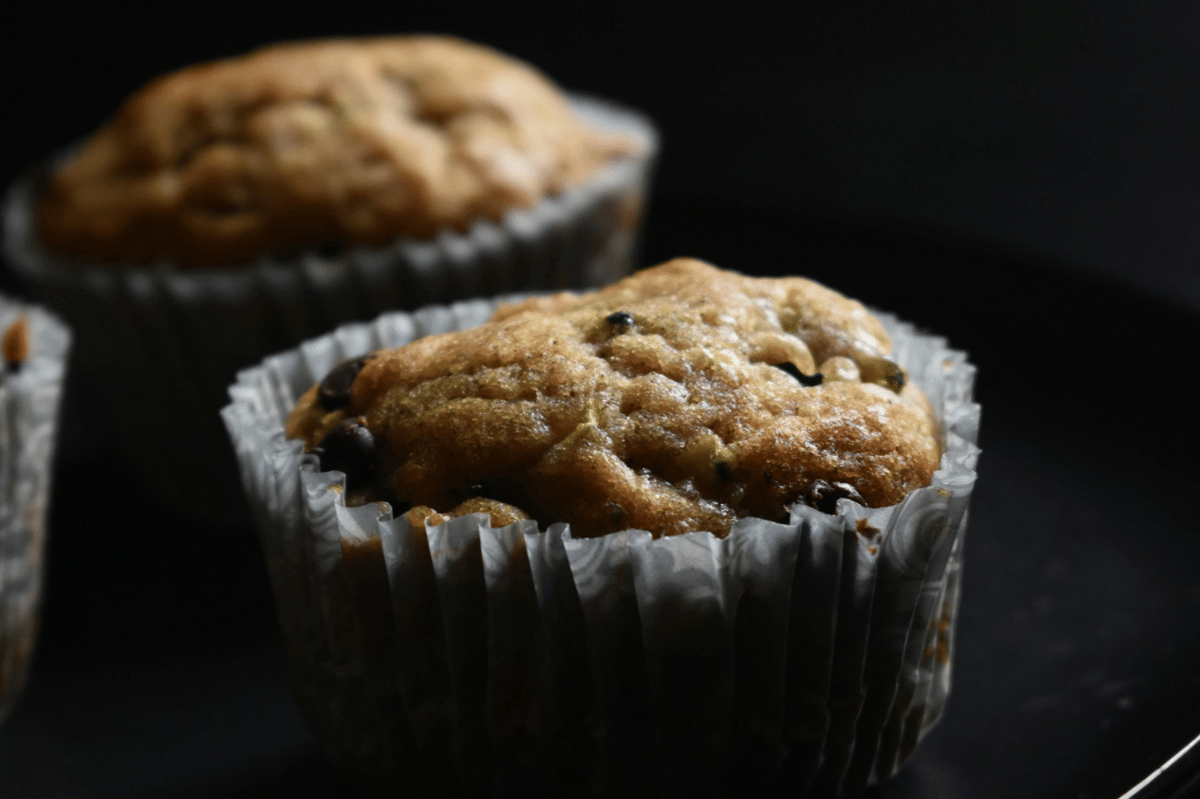 ilustrasi banana walnut muffin