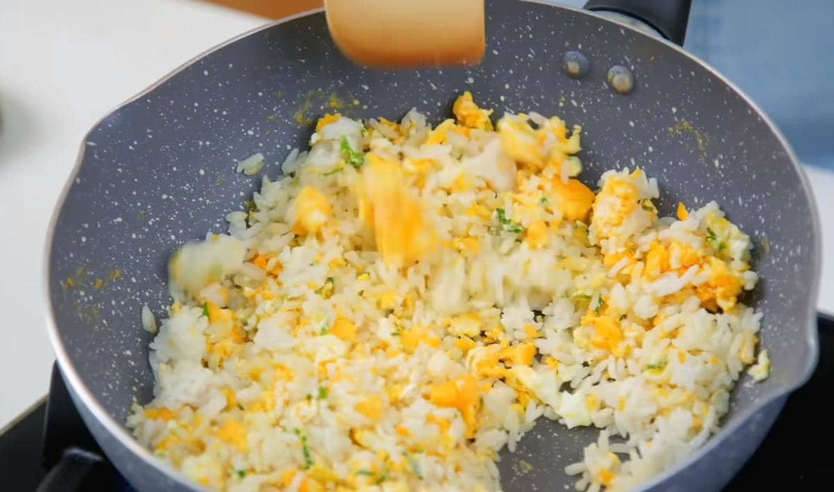 ilustrasi membuat nasi goreng