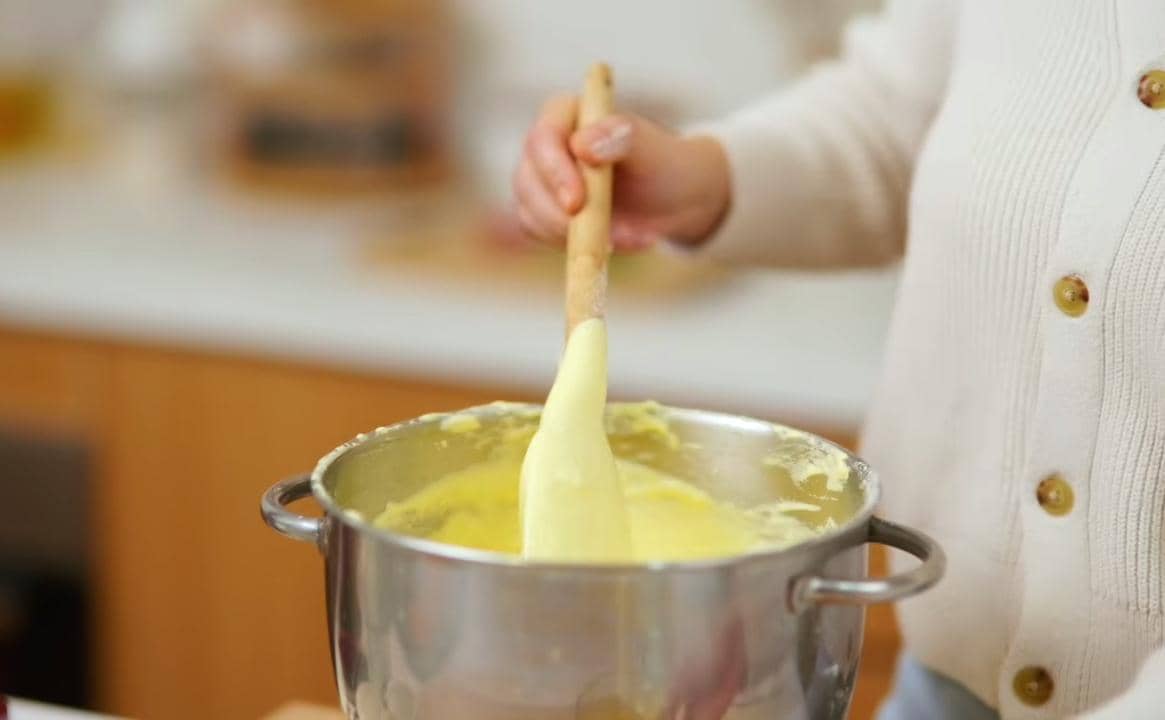  ilustrasi membuat adonan