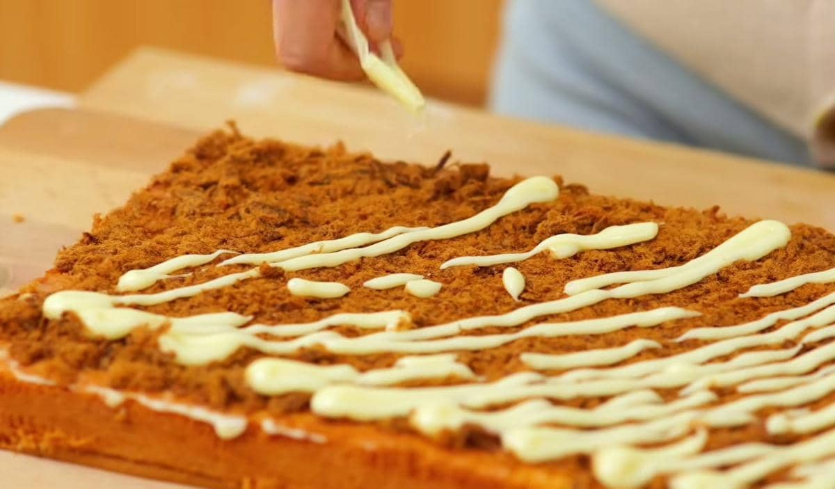 ilustrasi menambahkan isian bolu