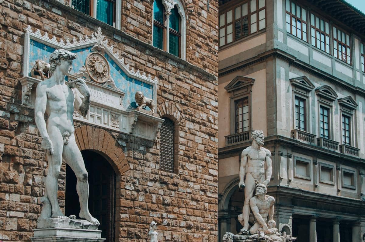 Piazza della Signoria, menampilkan pintu masuk ke Palazzo Vecchio. Patung marmer putih di sebelah kiri adalah replika dari patung David karya Michelangelo, sementara patung di sebelah kanan adalah Hercules dan Cacus karya Baccio Bandinelli.