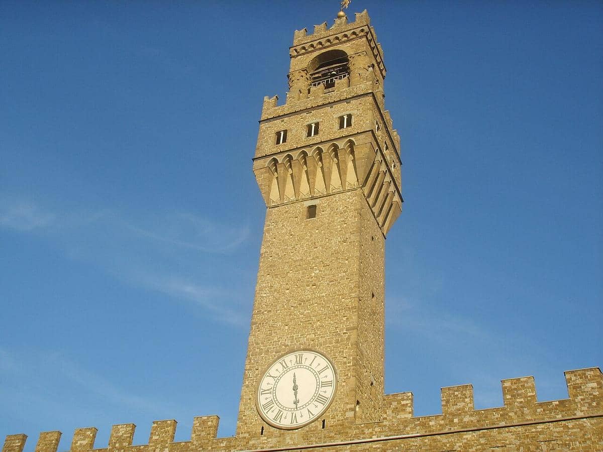 Menara Arnolfo, juga dikenal sebagai Torre di Arnolfo, yang terletak di Palazzo Vecchio di Florence, Italia. 