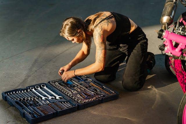 ilustrasi seorang mekanik wanita