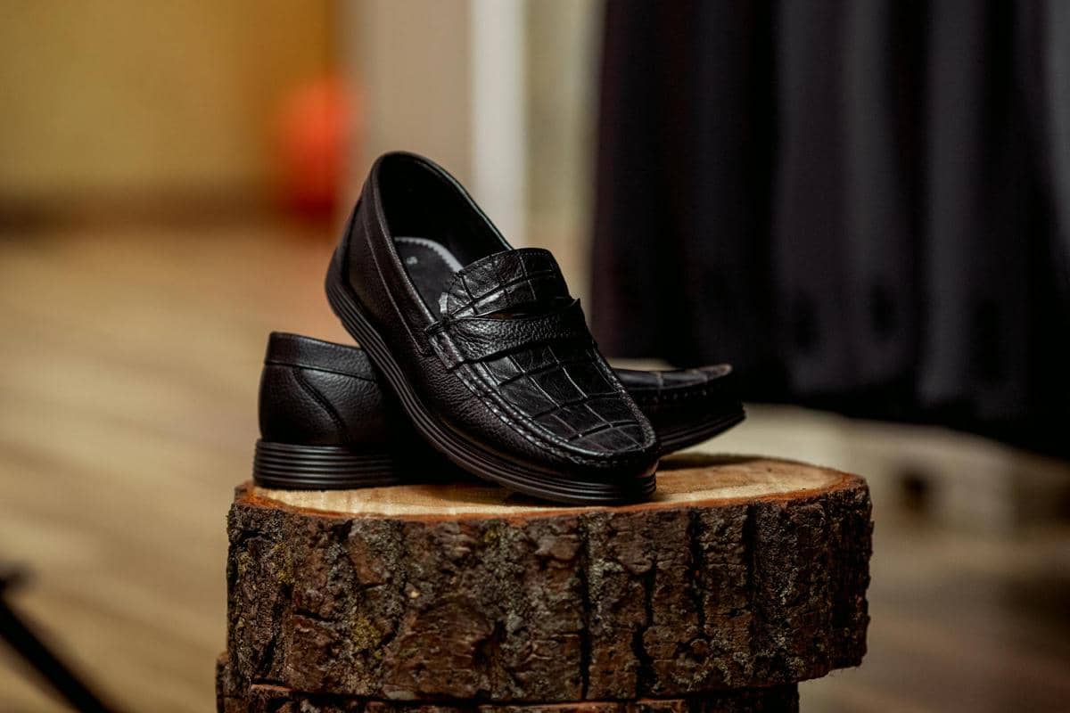 5 Perbedaan Sepatu Slip-On dan Loafers yang Perlu Dipahami