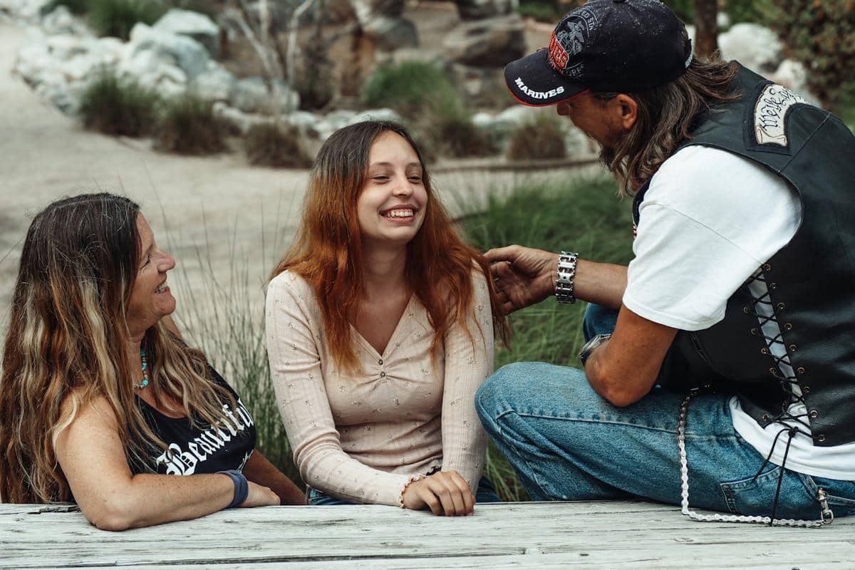 ilustrasi hubungan anak dewasa dan orangtua yang harmonis