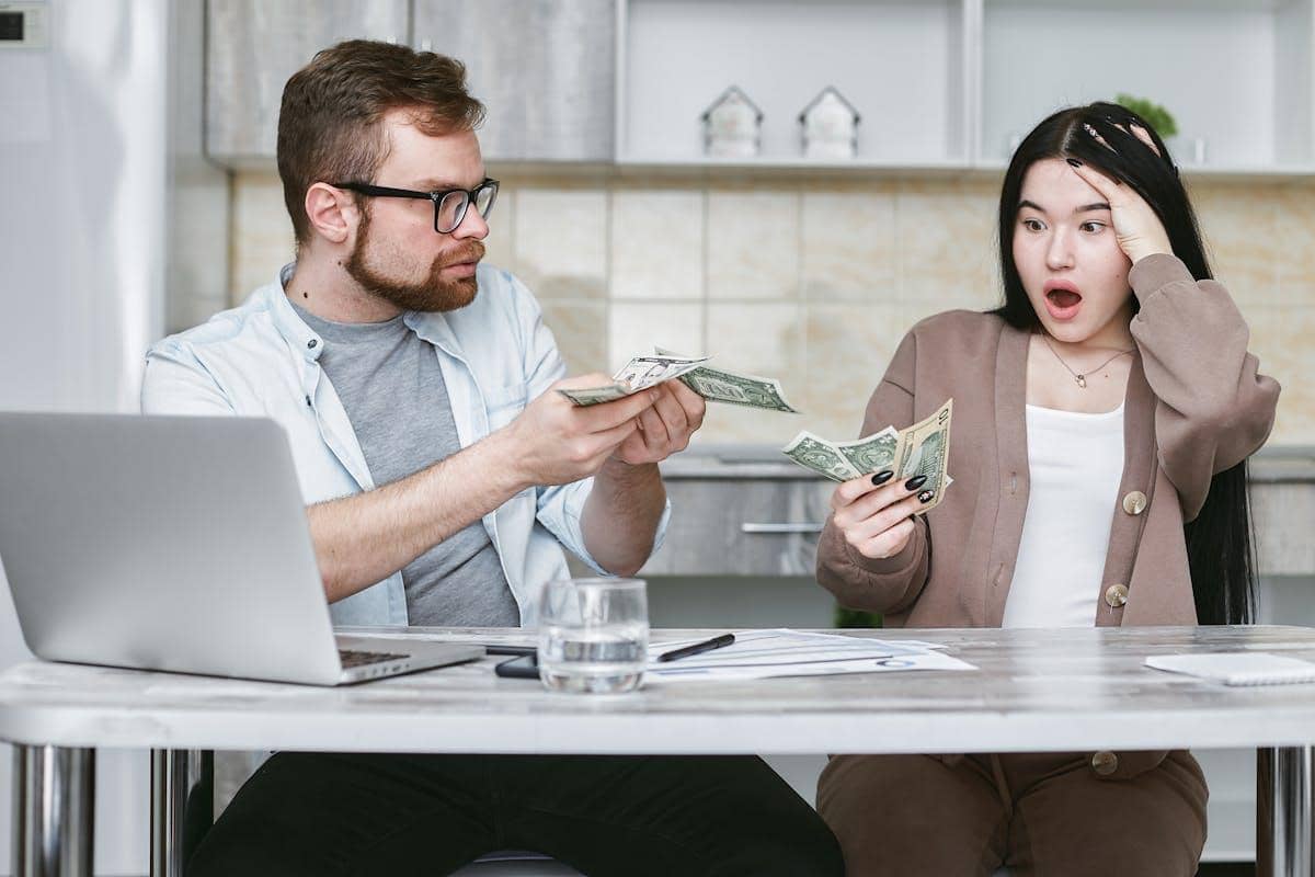 ilustrasi tidak membicarakan keuangan kamu pada orangtua