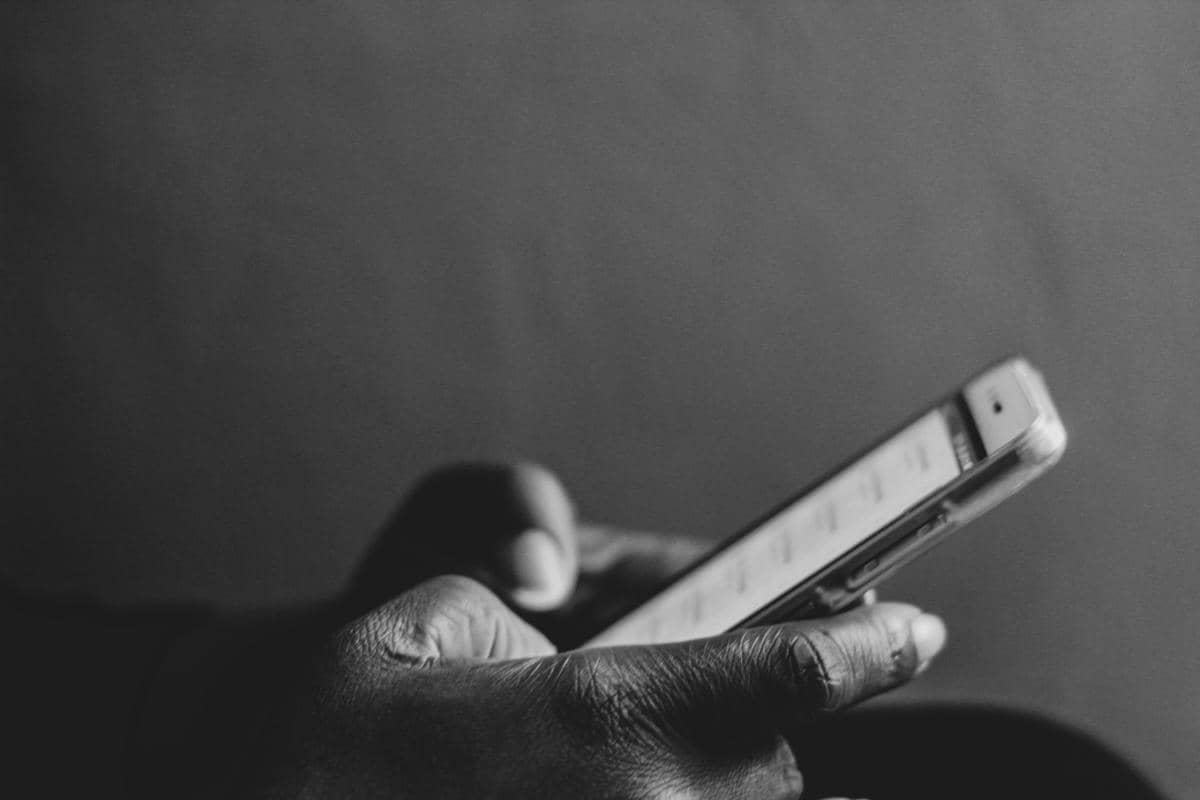 ilustrasi mode hitam-putih.