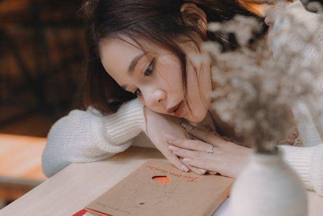 Perempuan melihat buku