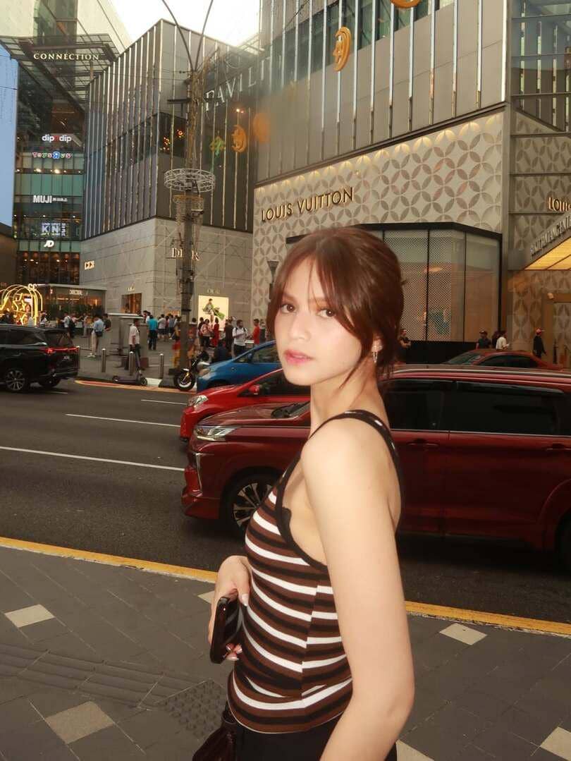 Maudy Effrosina jalan-jalan di Malaysia