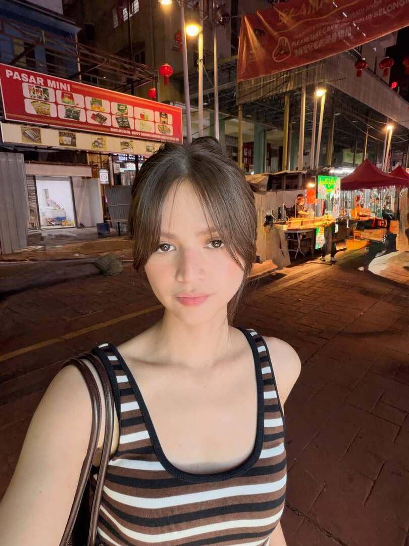 Maudy Effrosina jalan-jalan di Malaysia