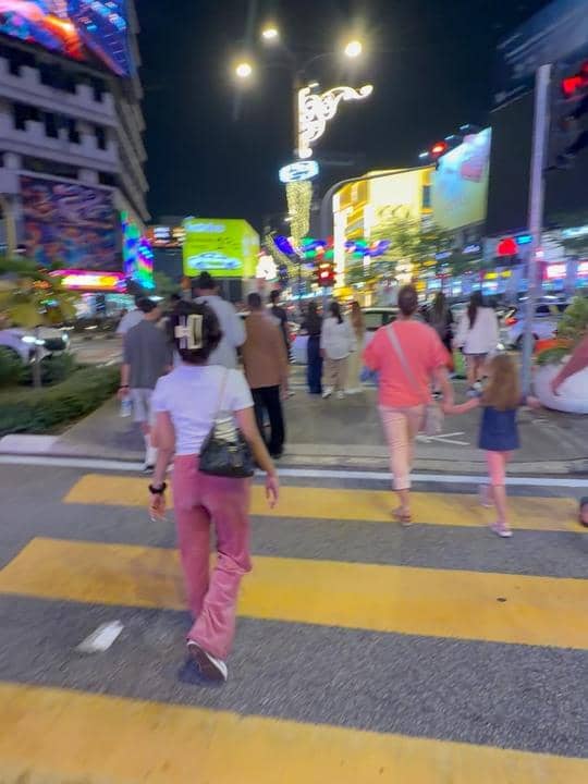 Maudy Effrosina jalan-jalan di Malaysia