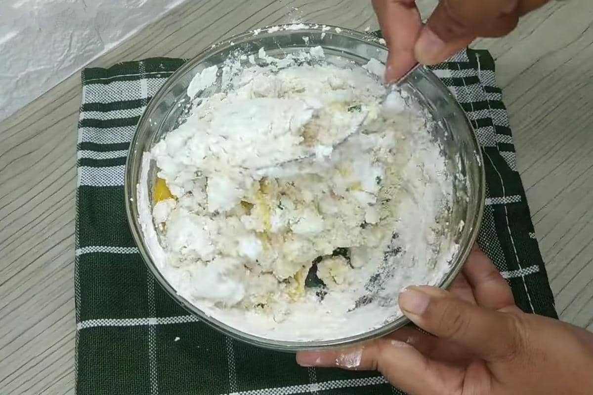 ilustrasi membuat adonan batagor tahu ekonomis 