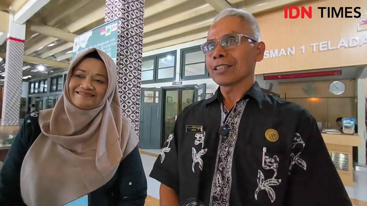 Kepala SMAN 1 Yogyakarta, Ngadiya (kanan). (IDN Times/Tunggul Damarjati)