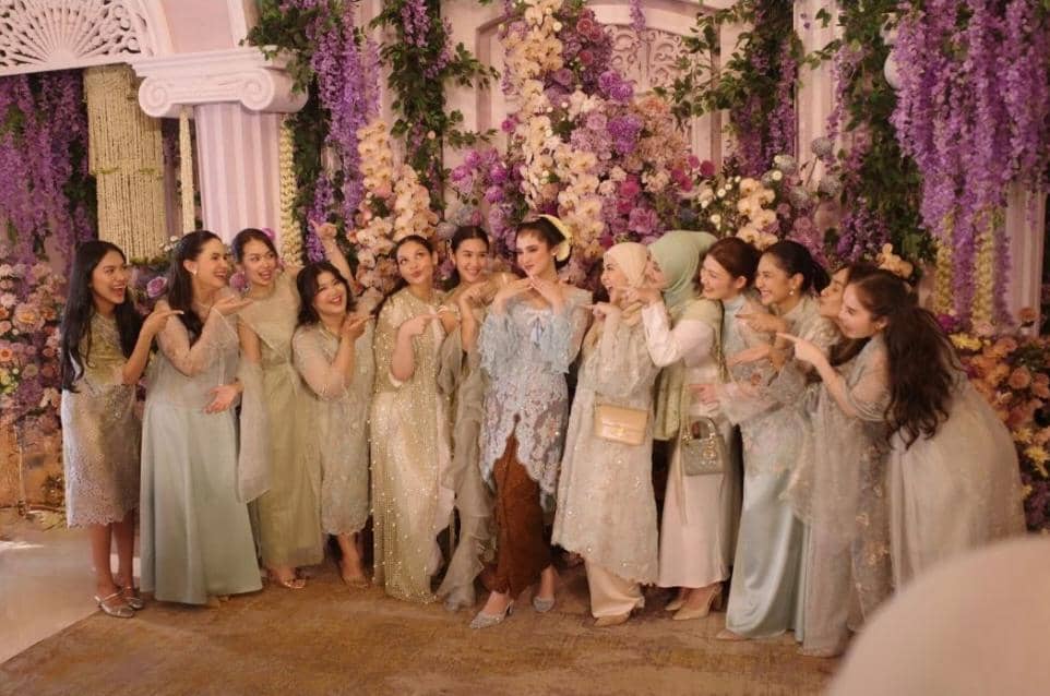 8 Gaya Tamu di Siraman Syifa Hadju, OOTD Bridesmaid Hijau Pastel!