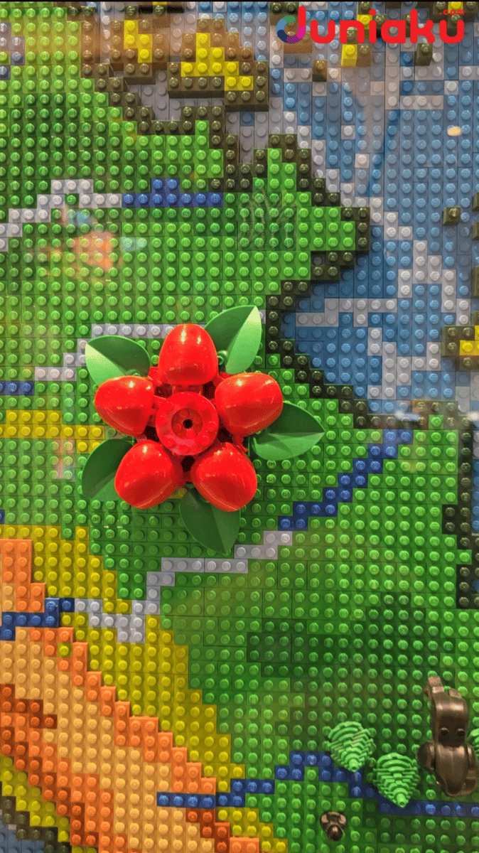 LEGO bunga bangkai berwarna merah dipasang di area peta Sumatera yang terbuat dari kepingan LEGO di toko LEGO Grand Indonesia.