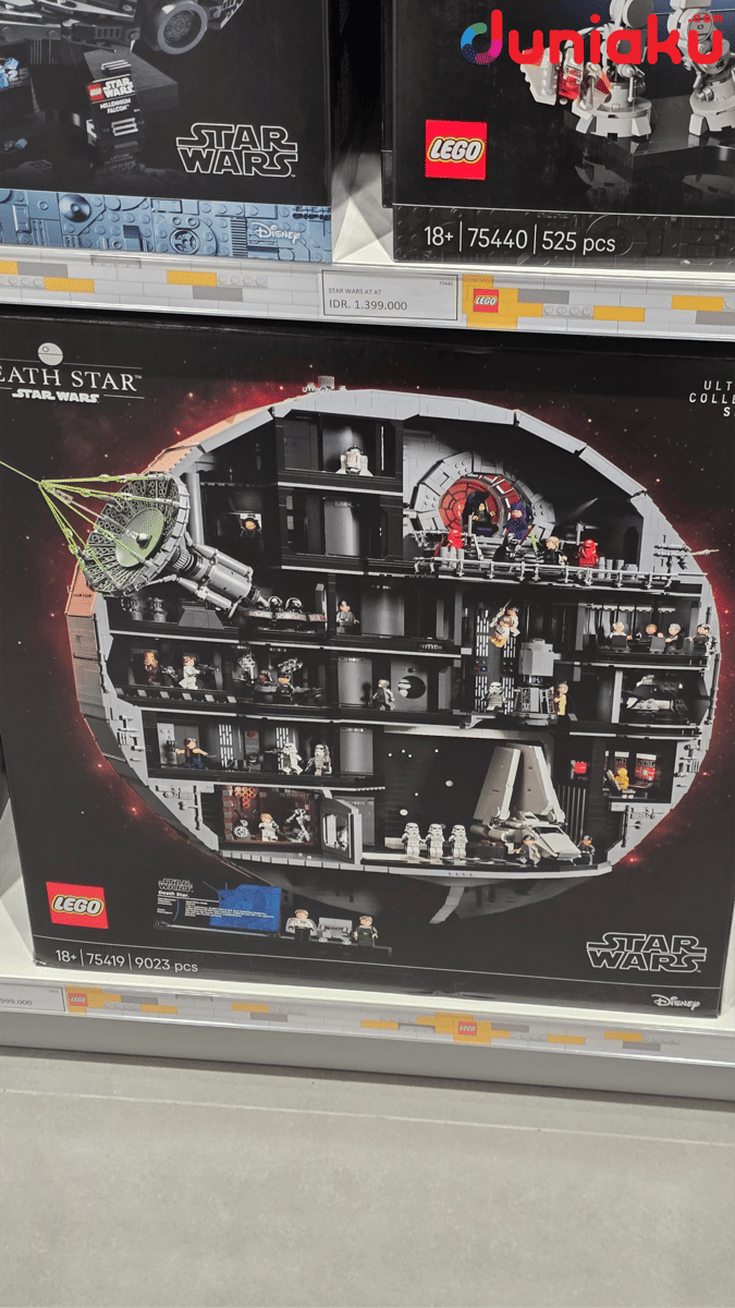 Kotak set LEGO Star Wars Death Star dan AT-AT terpajang di rak toko LEGO Certified Store Grand Indonesia.