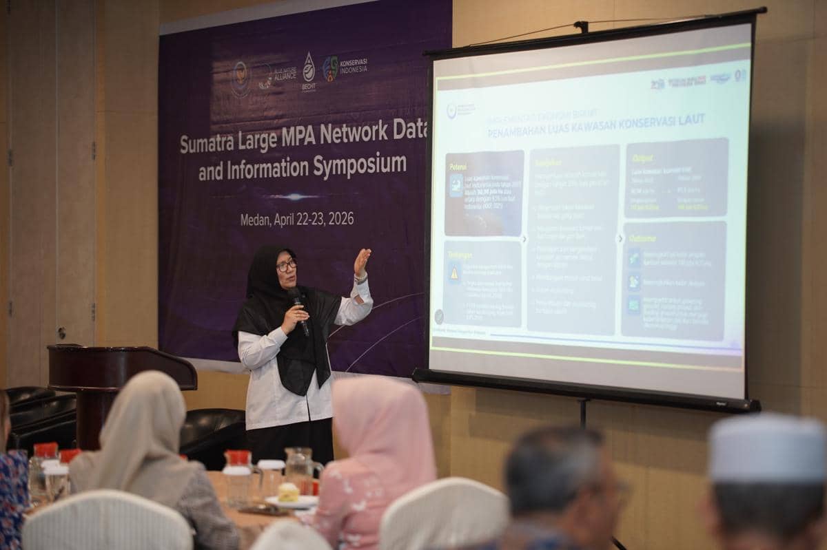 Pengelola Ekosistem Laut dan Pesisir Ahli Madya, Direktorat Jenderal Pengelolaan Laut KKP, Cora Mustika saat memberikan paparan di simposium LSMPA di Medan. Dok. Konservasi Indonesia.jpg.jpeg