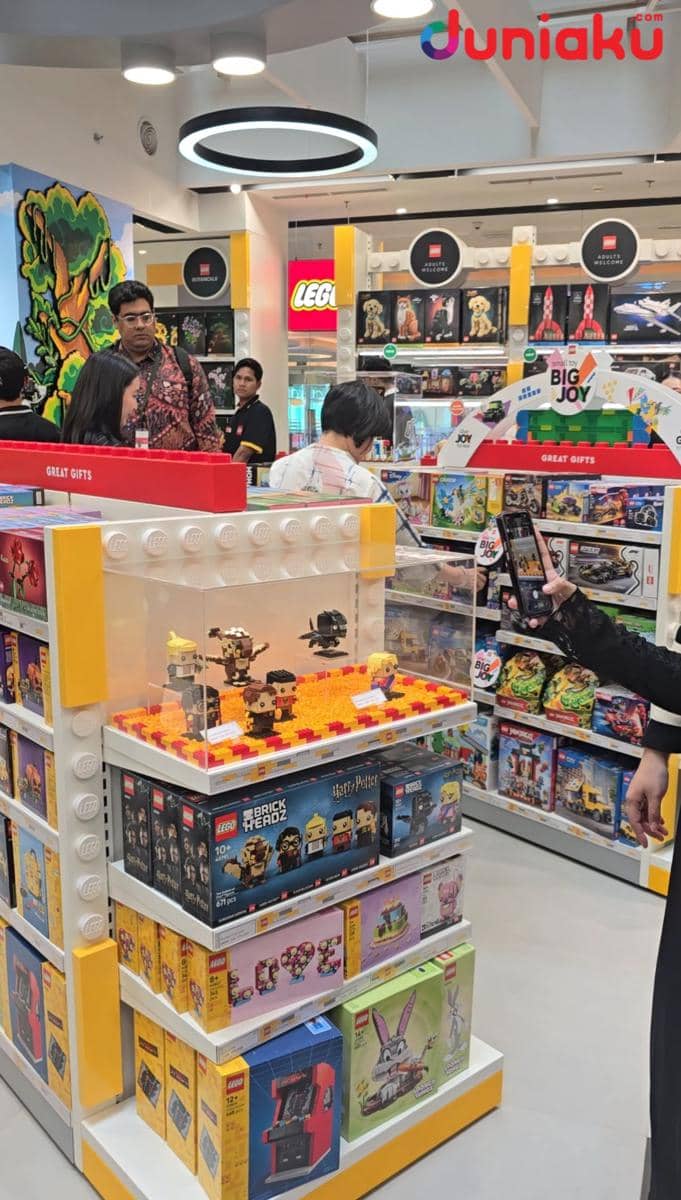 Pengunjung melihat berbagai set LEGO di LEGO Certified Store Grand Indonesia yang menampilkan koleksi BrickHeadz dan mainan tematik.