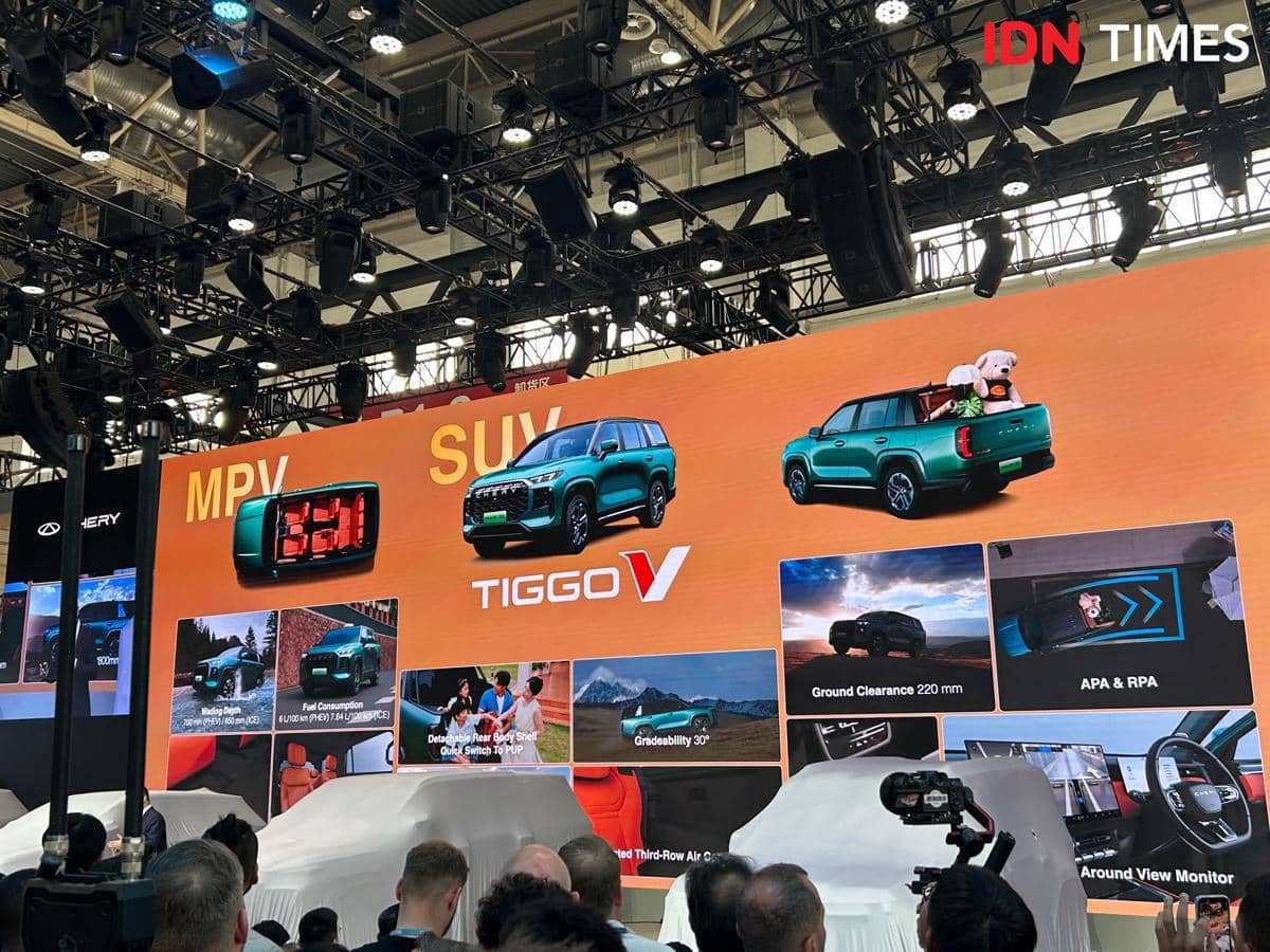 Layar besar menampilkan mobil konsep Chery Tiggo V dengan kemampuan berubah bentuk antara MPV dan SUV di sebuah pameran otomotif.
