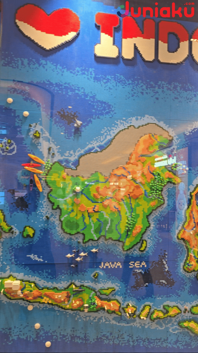 Peta Indonesia berwarna-warni yang dibuat dari kepingan LEGO, dipajang di LEGO Certified Store Grand Indonesia.