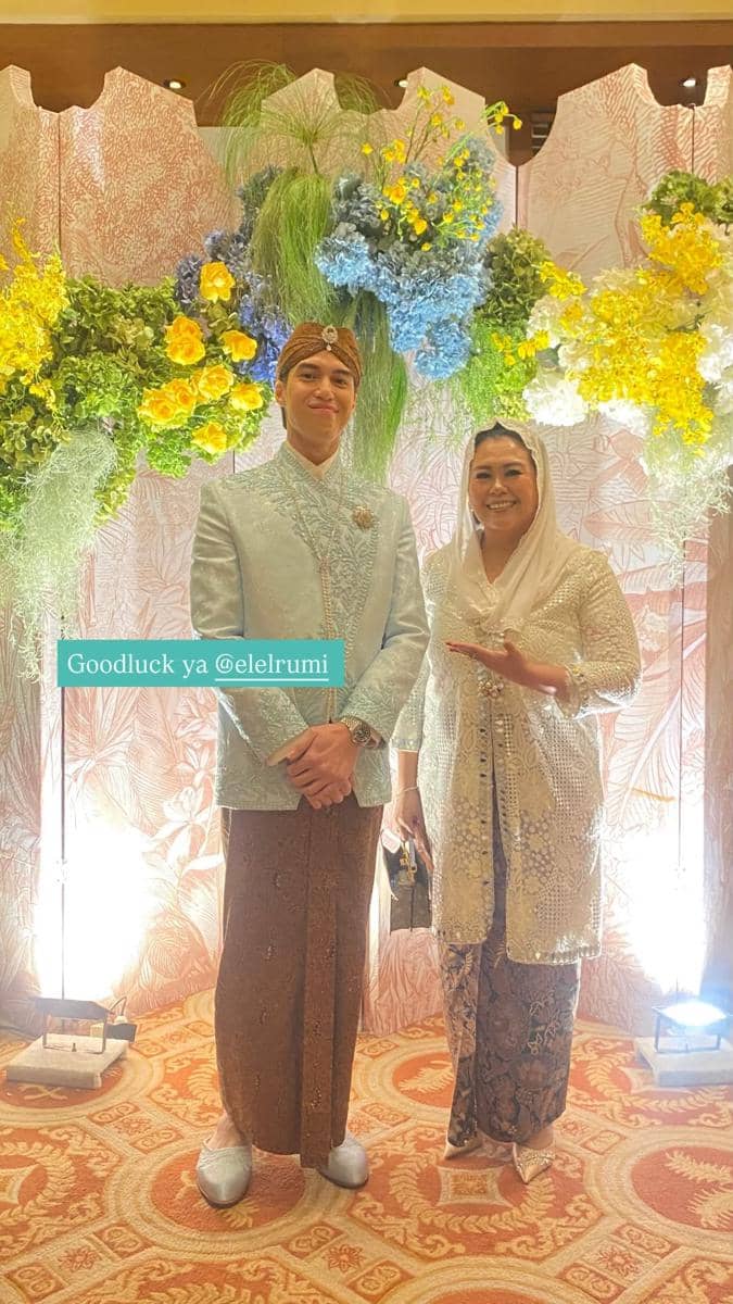 Gaya tamu El, Yenny Wahid. 