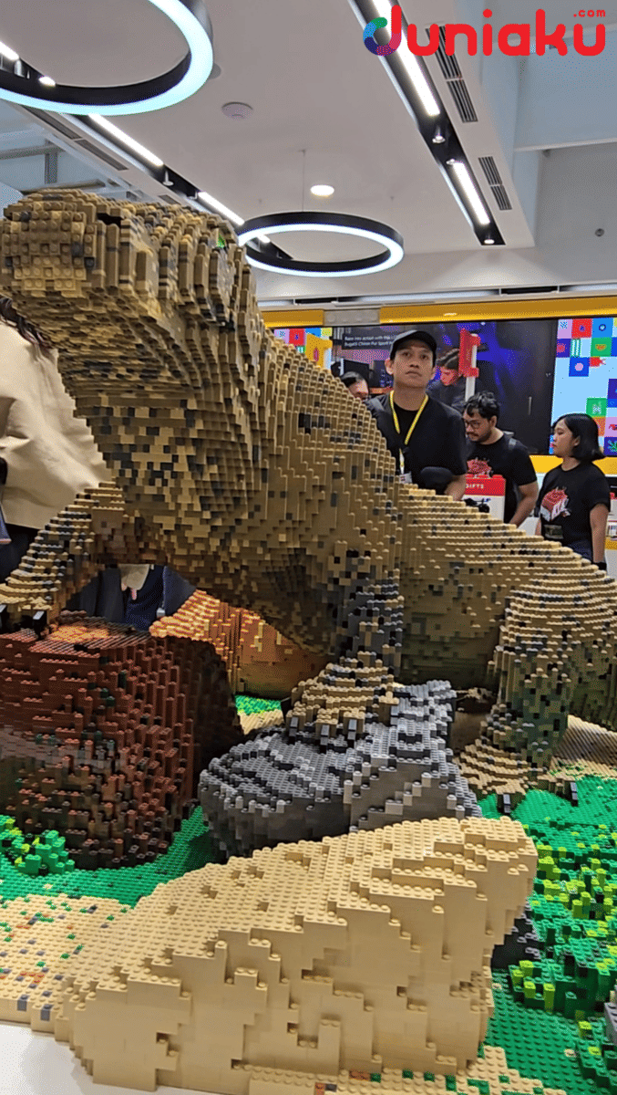 Instalasi komodo raksasa yang terbuat dari balok LEGO di LEGO Certified Store Grand Indonesia dengan pengunjung di sekitarnya.